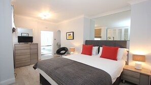 In-room safe, blackout curtains, iron/ironing board, free WiFi - Chiltern Street Apartments (London)