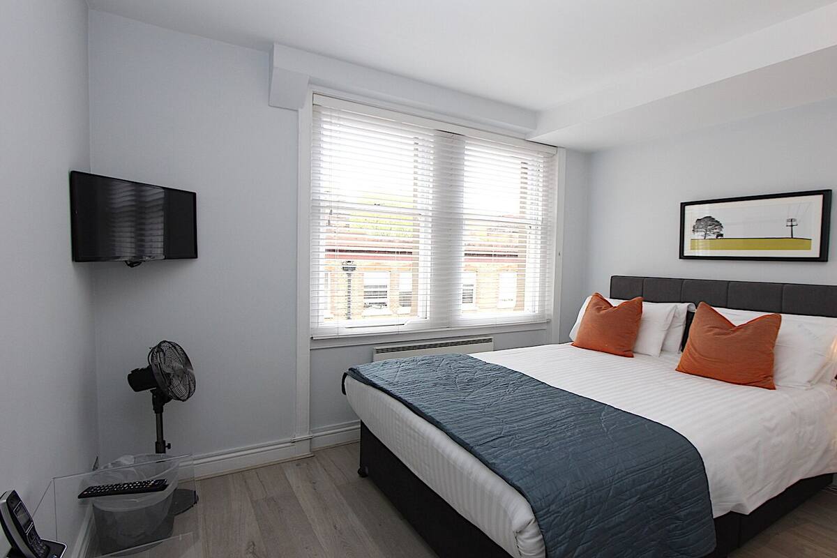 Deluxe Apartment | 1 bedroom, in-room safe, blackout curtains, iron/ironing board