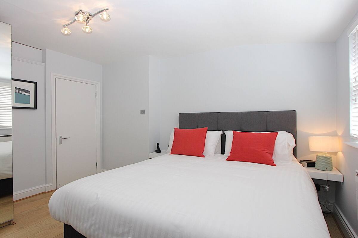 Classic Apartment | In-room safe, blackout drapes, iron/ironing board, WiFi (free)