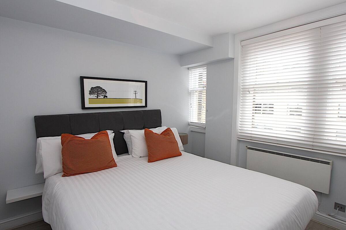 Deluxe Apartment | In-room safe, blackout drapes, iron/ironing board, WiFi (free)