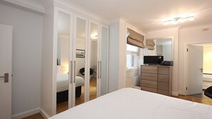In-room safe, blackout drapes, iron/ironing board, free WiFi - Chiltern Street Apartments (London)