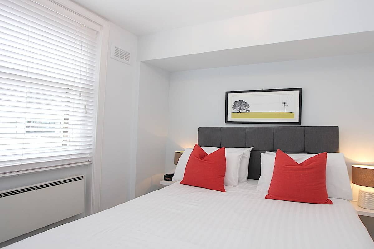 Deluxe Apartment | 1 bedroom, in-room safe, blackout curtains, iron/ironing board