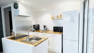 Réfrigérateur, micro-ondes, four, plaque de cuisson