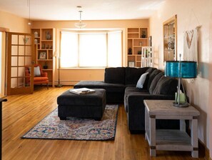 Smart-TV, Kamin, Tischtennisplatte, Bücher