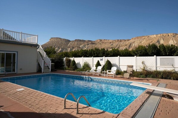 A swimming pool with a view of a mountain range. - Palisade Peach Orchard Farmhouse w/Pool & Spa 18+ (Palisade)