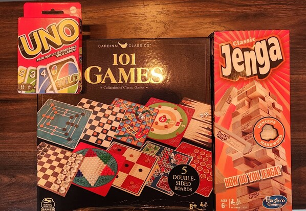 Een verzameling gezelschapsspellen, waaronder UNO, 101 Spelletjes en Jenga.
