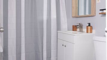 Douche, sèche-cheveux, serviettes fournies, savon