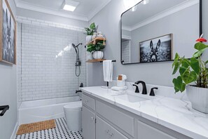 Badewanne, Haartrockner, Handtücher