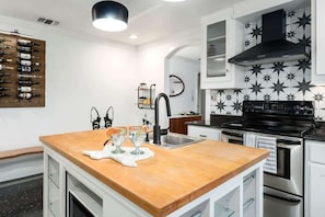 Fridge, microwave, oven, stovetop - The Mint Julep, Pet-friendly, Hot tub, Fire pit! (Fredericksburg)