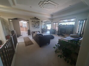 Smart-TV, Kamin, Videospiele, DVD-Player