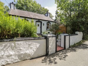 Cottage | Front of property - Carreg Winllan (Pen-y-sarn)