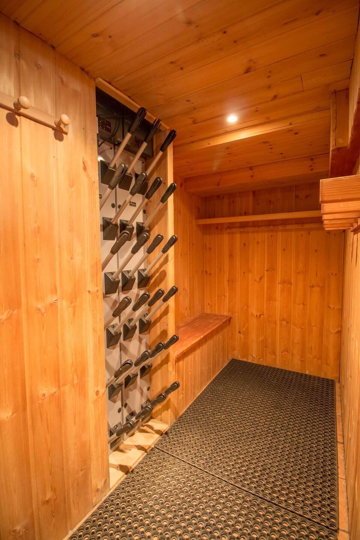 Una sauna de madera con un estante para vinos en la pared y un banco.