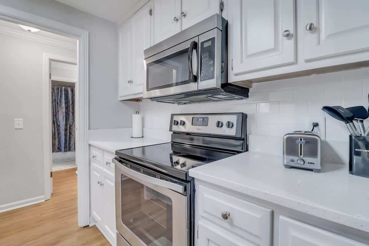 Réfrigérateur, micro-ondes, plaque de cuisson, lave-vaisselle