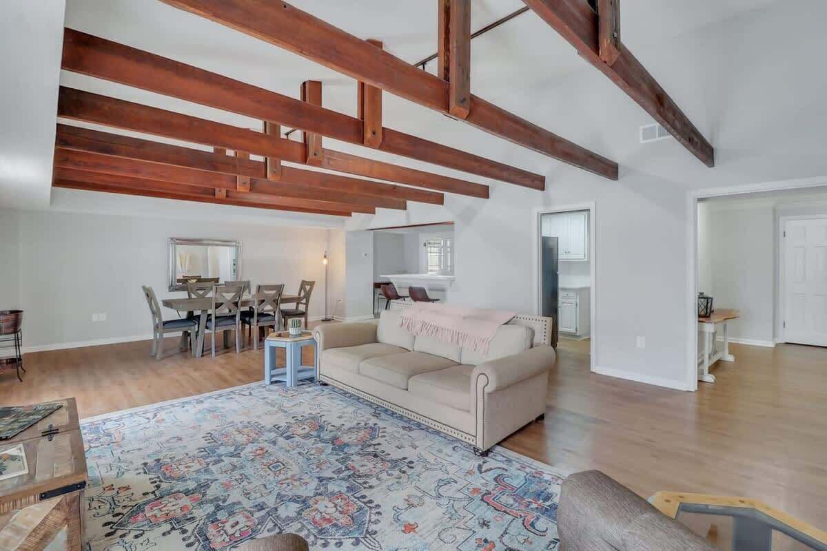 Televisión y oficina 