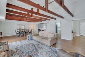 Una televisión, una oficina