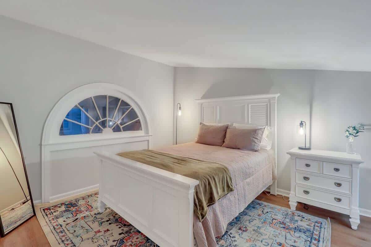 2 bedrooms, desk, WiFi, bed sheets