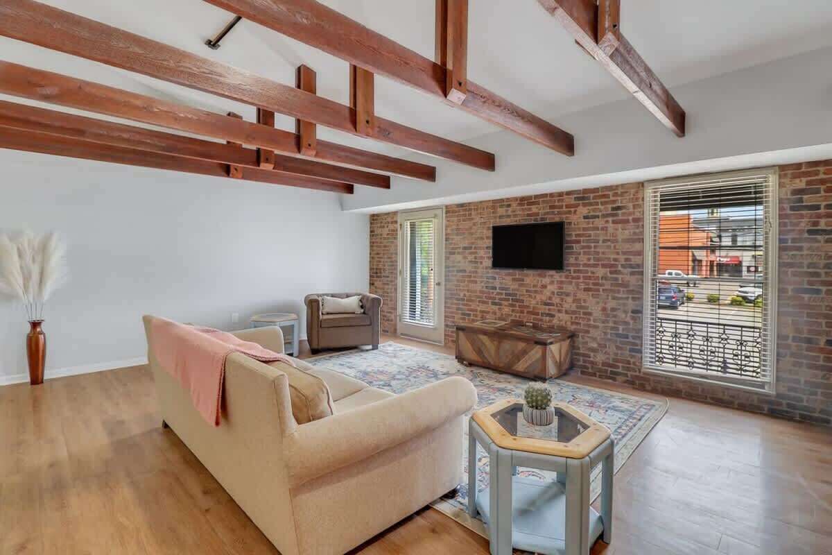 Televisión y oficina 