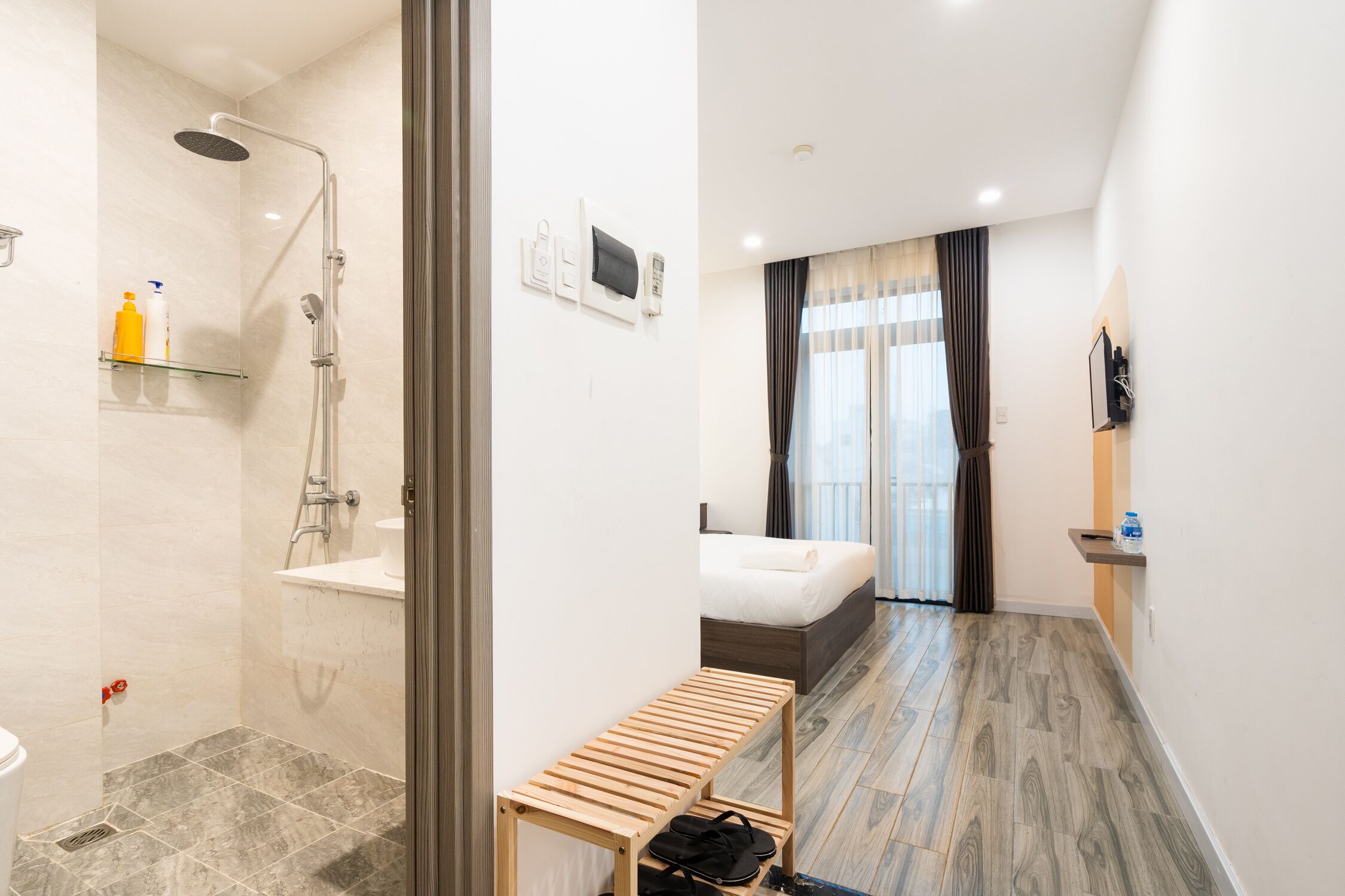 Chambre Standard, vue ville | Salle de bain | Douche, douche hydromassante, articles de toilette de luxe