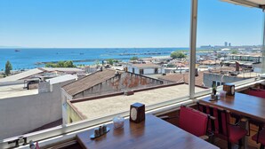 A restaurant with a view of the sea and cityscape. - Verseca Hotel (Istanbul)