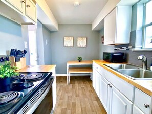 Frigorifero, microonde, forno, piano cottura