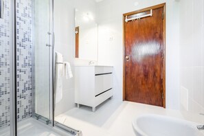 Dusche, Haartrockner, Bidet, Handtücher