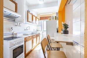 ثلاجة، ميكروويف، فرن، موقد طهي مسطح