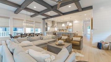 Smart-tv, eldstad och ett bordtennisbord