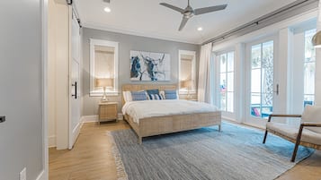 4 habitaciones, escritorio y tabla de planchar con plancha