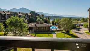 Zona residencial con una casa que tiene piscina, rodeada de montañas y vegetación.