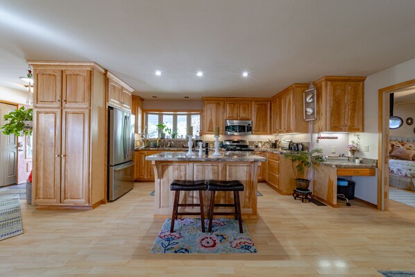 Private kitchen - Modern, Clean, Home in the Heart of The Ave. of the Giants.STARLINK, Gated (Miranda)
