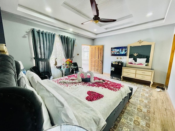 Deluxe Double Room | Iron/ironing board, free WiFi - kingdom Guest House (Muzaffarabad)