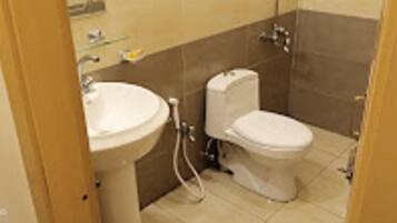 Habitación doble Deluxe | Baño | Regadera, amenidades de baño gratuitas, toallas