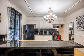 Fridge, stovetop, coffee/tea maker, cookware/dishes/utensils - ☆Nature Park House☆ Cozy & Charming | Ace Location (Tampa)