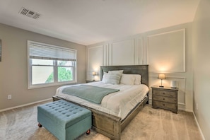5 bedrooms, travel cot, WiFi, bed sheets - Private Pool & Hot Tub: Family Home in Gilbert (Gilbert)