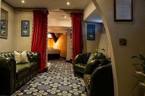 Joseph Hobbs Stateroom | Premium bedding, pillowtop beds, in-room safe, soundproofing