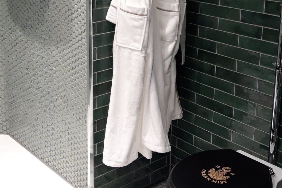 luxury studio suite | 1 bedroom, premium bedding, pillow-top beds, in-room safe