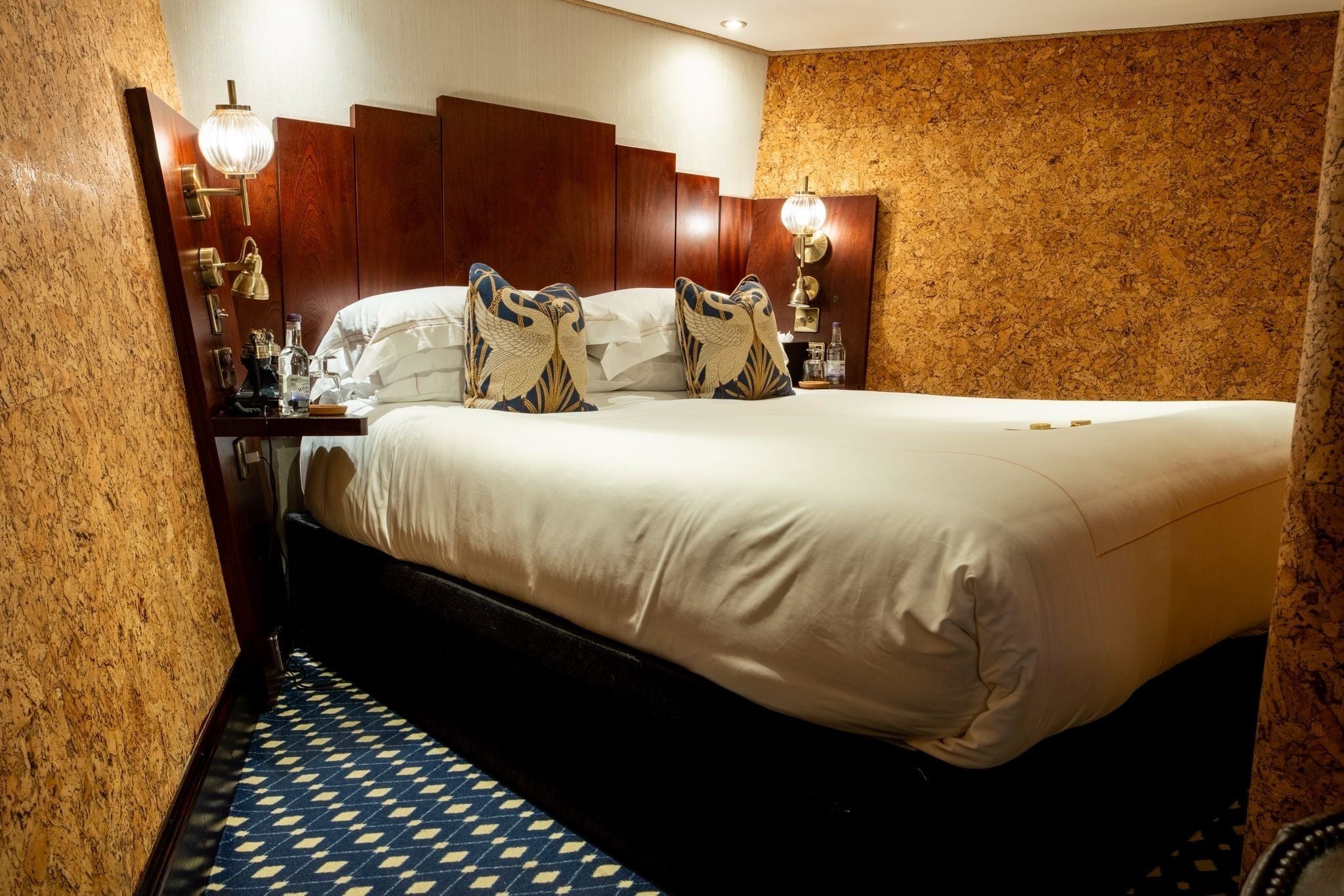 ห้องเบสิกดับเบิล | เครื่องนอนระดับพรีเมียม, เตียงพร้อมฟูกเสริมที่นอน, ตู้นิรภัยในห้องพัก