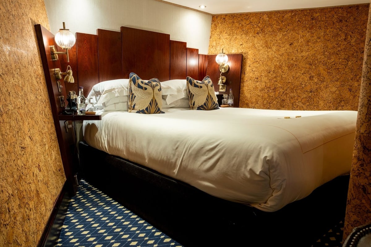 ห้องเบสิกดับเบิล | เครื่องนอนระดับพรีเมียม, เตียงพร้อมฟูกเสริมที่นอน, ตู้นิรภัยในห้องพัก