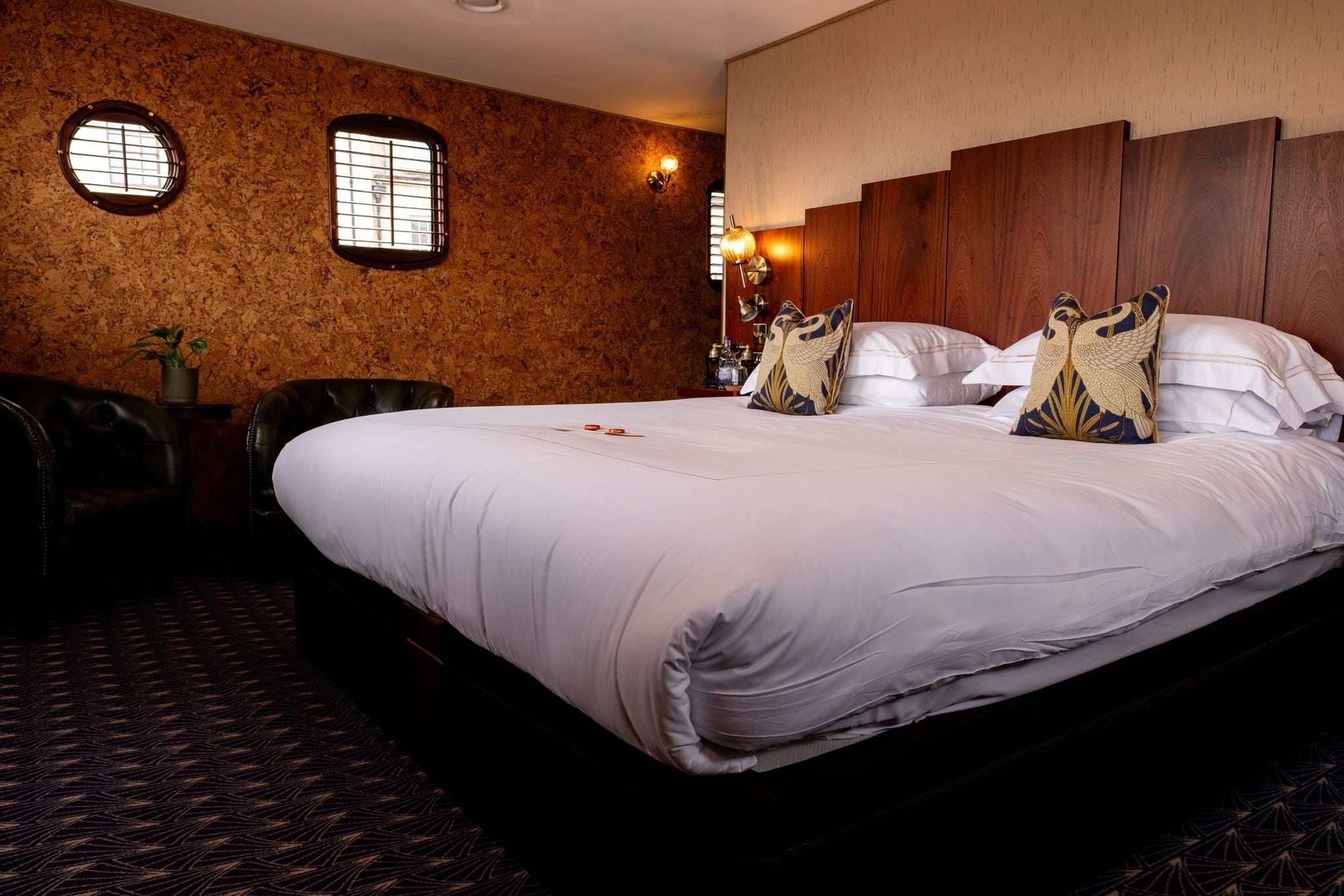 ห้องลักซ์ชัวรี่สตูดิโอสวีท | เครื่องนอนระดับพรีเมียม, เตียงพร้อมฟูกเสริมที่นอน, ตู้นิรภัยในห้องพัก