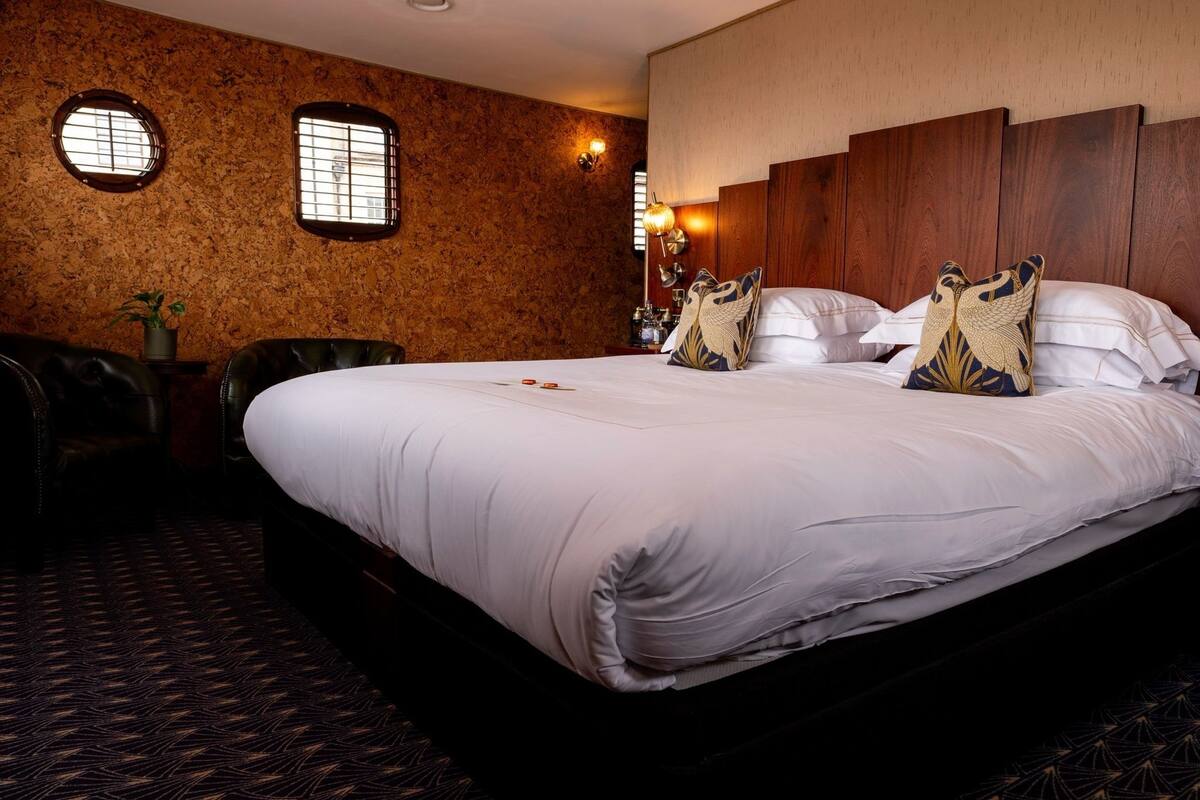 Guinness Stateroom | 高档床上用品、加厚床垫、客房内保险箱、隔音