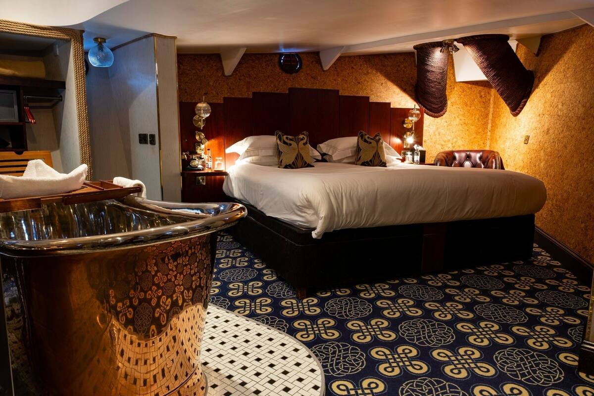 Joseph Hobbs Stateroom | 高档床上用品、加厚床垫、客房内保险箱、隔音