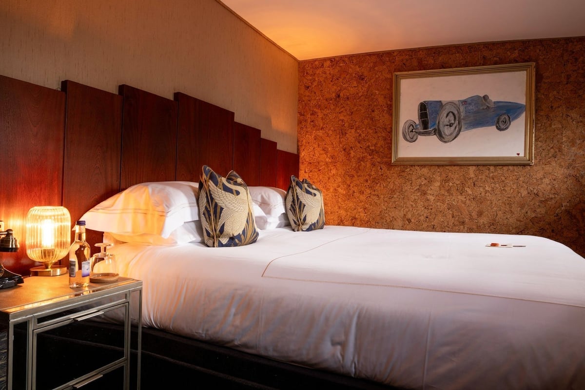 ห้องซูพีเรียสตูดิโอสวีท | เครื่องนอนระดับพรีเมียม, เตียงพร้อมฟูกเสริมที่นอน, ตู้นิรภัยในห้องพัก