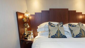 Bộ đồ giường cao cấp, nệm có lớp đệm bông, két bảo mật tại phòng