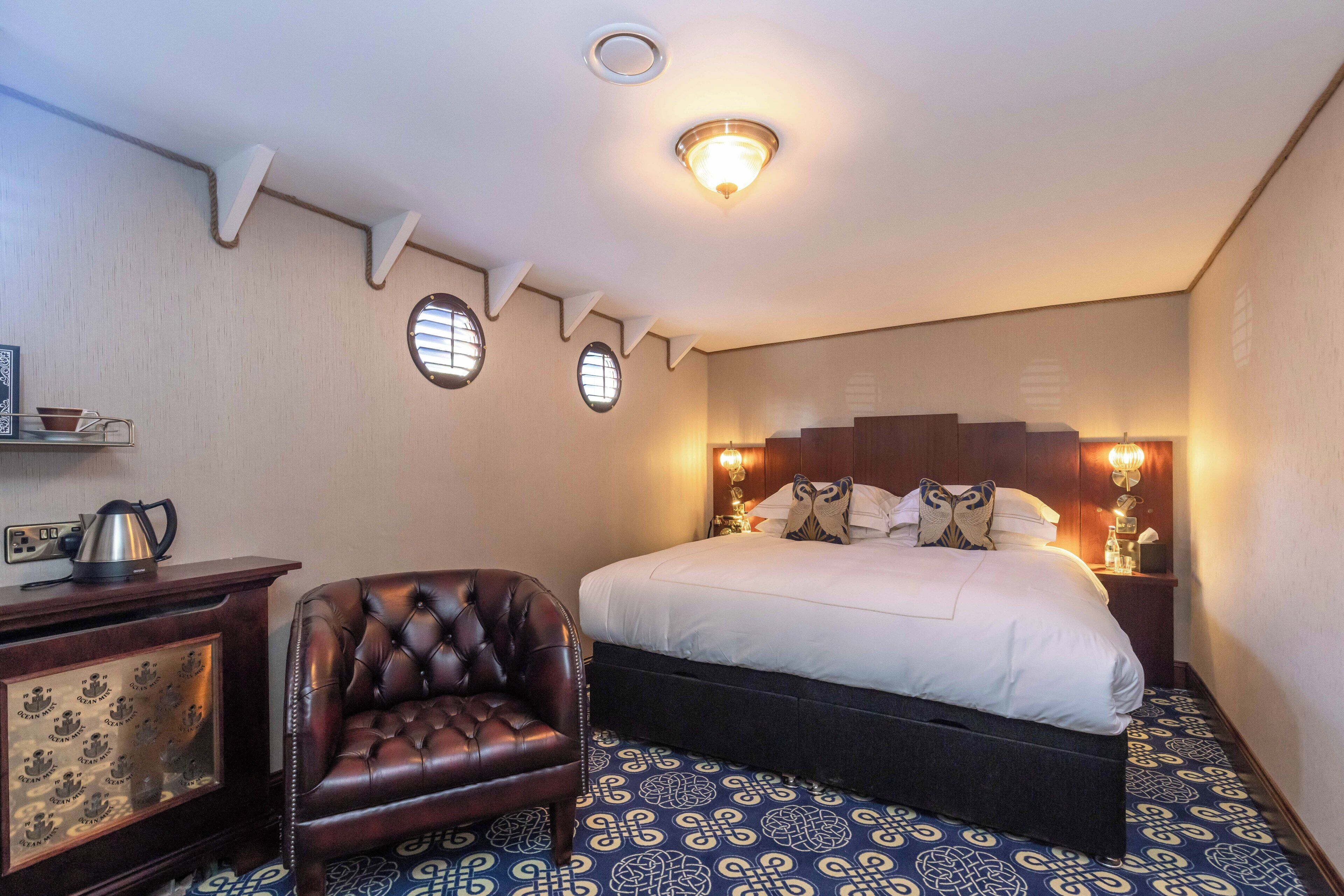 เครื่องนอนระดับพรีเมียม, เตียงพร้อมฟูกเสริมที่นอน, ตู้นิรภัยในห้องพัก