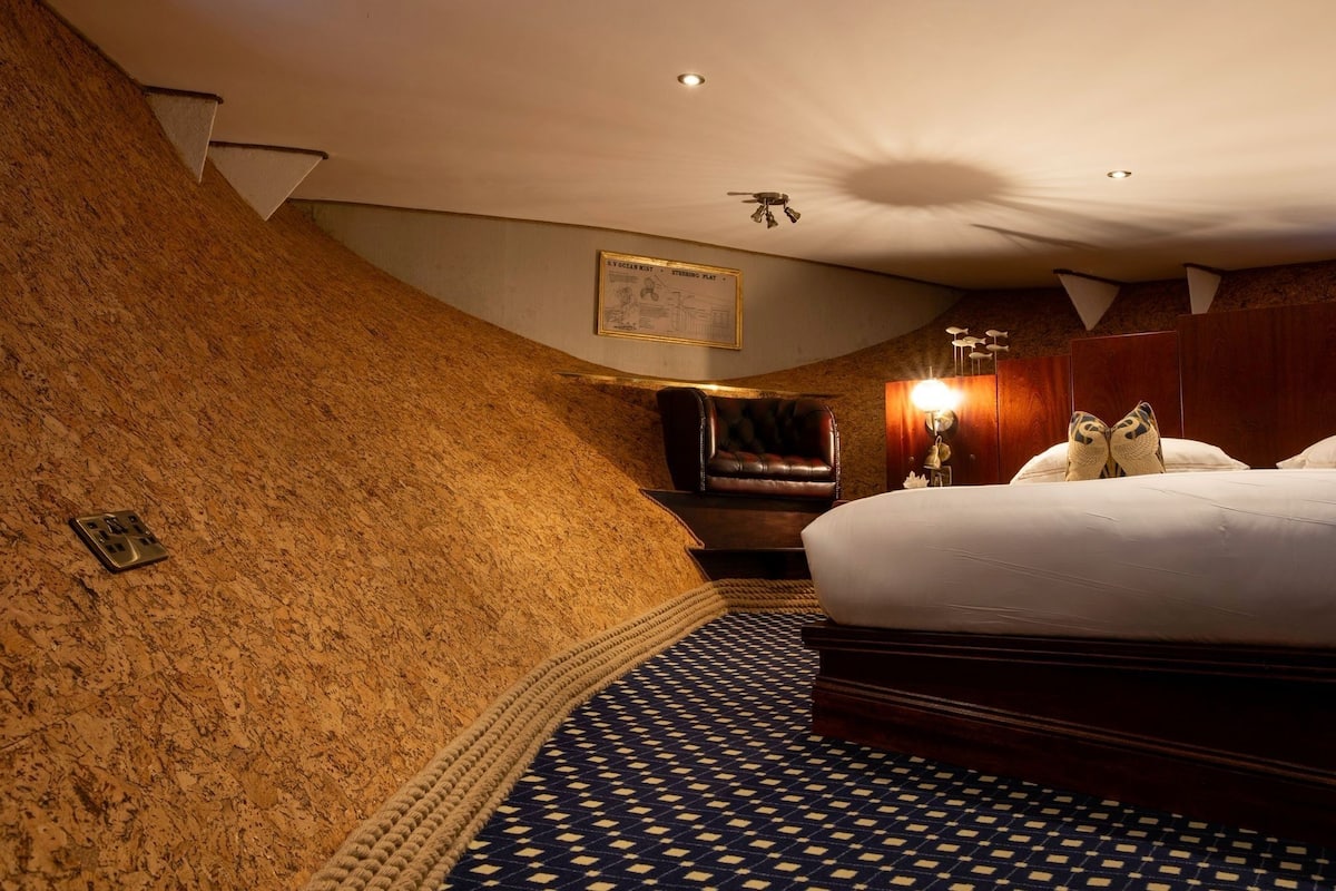 ห้องแกรนด์สตูดิโอสวีท | เครื่องนอนระดับพรีเมียม, เตียงพร้อมฟูกเสริมที่นอน, ตู้นิรภัยในห้องพัก