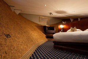 Studiosuite – grand | Sengetøy av topp kvalitet, senger med overmadrass og safe på rommet