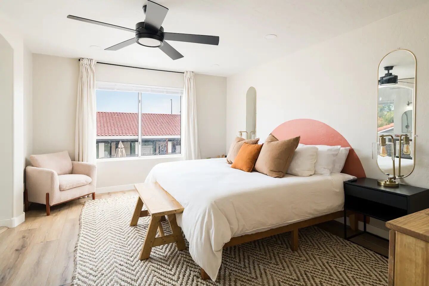 5 多间卧室、办公桌、熨斗/熨衣板、旅行婴儿床