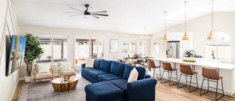 Smart-TV, Videospiele, DVD-Player, Bücher