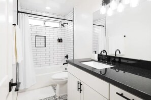 Douche, séchoir à cheveux, serviettes fournies, savon