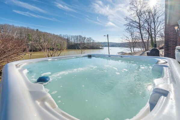 Outdoor spa tub
